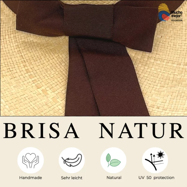 Nahaufnahme eines braunen Bandes auf einem geflochtenen Strohhut mit einem Logo oben rechts. Darunter steht der Text „BRISA ESPECIAL“ mit Symbolen und Beschreibungen: Handgefertigt, sehr leicht, natürlich, UV-Schutz 50. Diese handgeflochtenen Hüte sind perfekte Sommerhüte für Frauen, die Stil und Sonnenschutz suchen.
