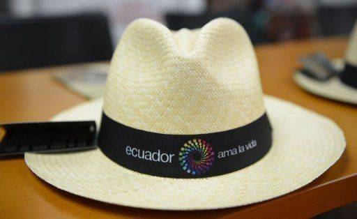 Zwei Original-Panamahuts mit dem Wort Ecuador darauf.